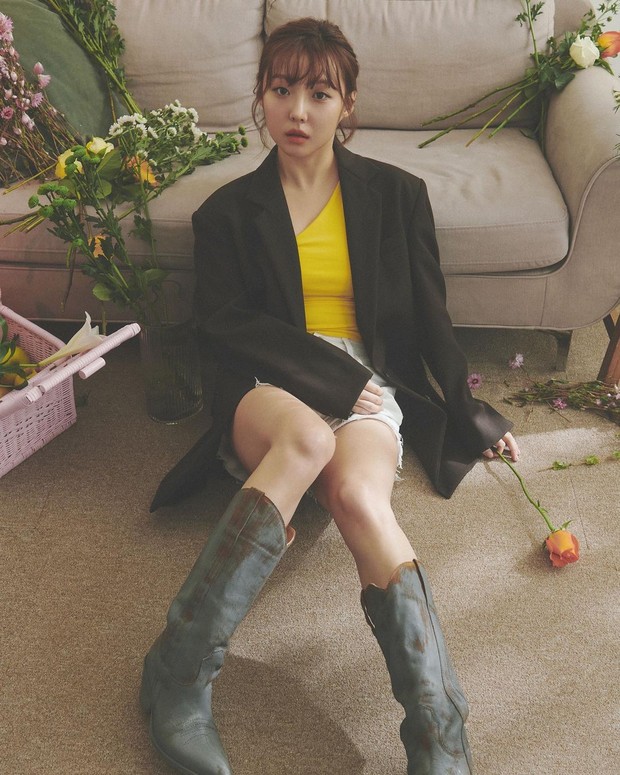 Potret Min dalam foto konsep Single Hit Me Up/ Foto: instagram.com/therealminnn Potret Min dalam foto konsep Single Hit Me Up