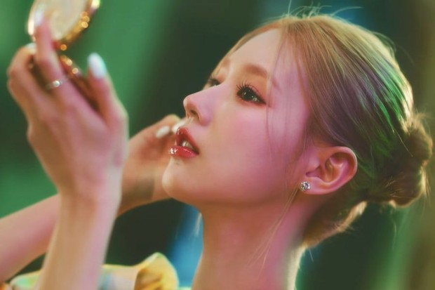 Potret Miyeon dalam foto konsep album MY/ Foto: instagram.com/official_g_i_dle Potret Miyeon dalam foto konsep album MY
