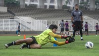 Penjaga gawang Timnas U-23 Muhammad Adi Satrio mengikutii latihan di Stadion Madya, Komplek Gelora Bung Karno, Jakarta.