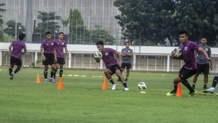 Pesepak bola Timnas U-23 melakukan latihan di Stadion Madya, Komplek Gelora Bung Karno, Jakarta, Selasa (12/4/2022). Sesi latihan tersebut untuk persiapan menghadapi SEA Games 2021 di Vietnam. ANTARA FOTO/Muhammad Adimaja/tom.