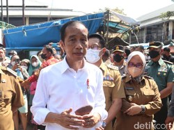 Jokowi Bagikan BLT Minyak Goreng dan Modal Usaha di Cirebon