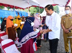 Jokowi Bagikan Modal Usaha di Pasar Harjamukti Cirebon: Jangan Buat Beli HP