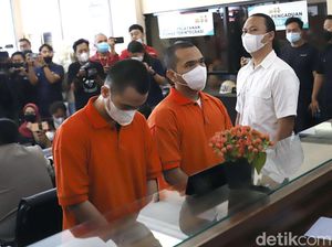 Putra Siregar Menangis Divonis 6 Bulan Penjara Putra Siregar Menangis Divonis 6 Bulan Penjara