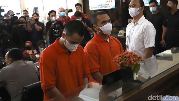 Putra Siregar dan Rico Valentino Tertunduk Memakai Baju Tahanan