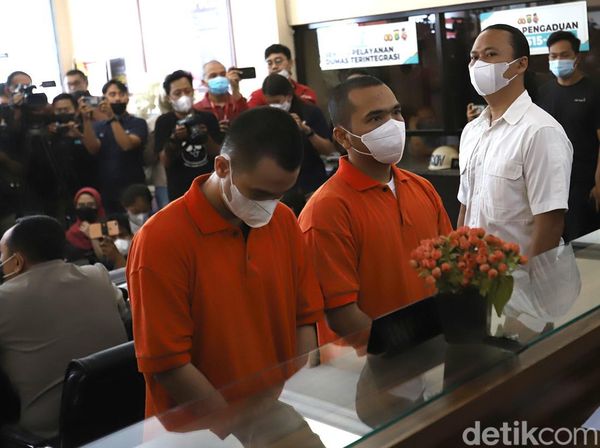 Putra Siregar dan Rico Valentino Tertunduk Memakai Baju Tahanan