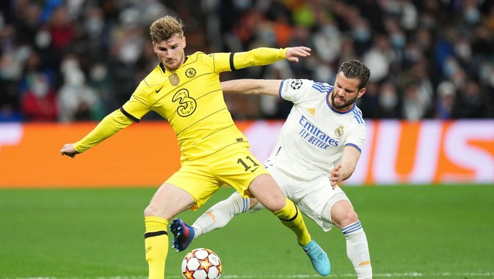 MADRID, SPAIN - APRIL 12: Timo Werner of Chelsea is challenged by Nacho Fernandez of Real Madrid during the UEFA Champions League Quarter Final Leg Two match between Real Madrid and Chelsea FC at Estadio Santiago Bernabeu on April 12, 2022 in Madrid, Spain. (Photo by Angel Martinez/Getty Images)