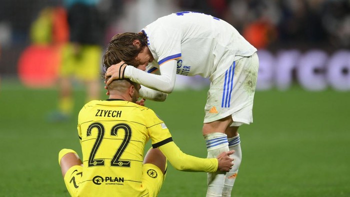 MADRID, SPAIN - APRIL 12: Luka Modric of Real Madrid embraces Hakim Ziyech of Chelsea during the UEFA Champions League Quarter Final Leg Two match between Real Madrid and Chelsea FC at Estadio Santiago Bernabeu on April 12, 2022 in Madrid, Spain. (Photo by David Ramos/Getty Images)