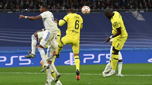 MADRID, SPAIN - APRIL 12: Antonio Ruediger of Chelsea scores their team's second goal during the UEFA Champions League Quarter Final Leg Two match between Real Madrid and Chelsea FC at Estadio Santiago Bernabeu on April 12, 2022 in Madrid, Spain. (Photo by David Ramos/Getty Images)