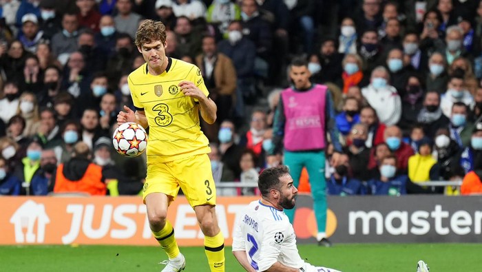 MADRID, SPAIN - APRIL 12: Marcos Alonso of Chelsea handles the ball in the lead up to a goal which was later disallowed by a VAR decision during the UEFA Champions League Quarter Final Leg Two match between Real Madrid and Chelsea FC at Estadio Santiago Bernabeu on April 12, 2022 in Madrid, Spain. (Photo by Angel Martinez/Getty Images)