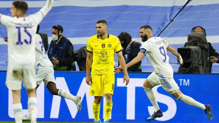 Real Madrids Karim Benzema, right, celebrates after he scored his sides second goal during the Champions League, quarterfinal second leg soccer match between Real Madrid and Chelsea at the Santiago Bernabeu stadium in Madrid, Spain, Tuesday, April 12, 2022. (AP Photo/Manu Fernandez)
