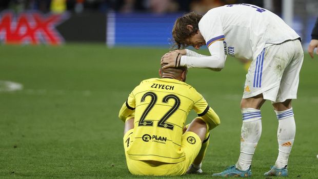 Soccer Football - Champions League - Quarter Final - Second Leg - Real Madrid v Chelsea - Santiago Bernabeu, Madrid, Spain - April 12, 2022 Chelsea's Hakim Ziyech and Real Madrid's Luka Modric after the match REUTERS/Juan Medina