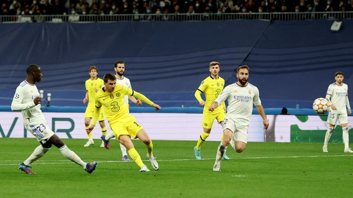 Soccer Football - Champions League - Quarter Final - Second Leg - Real Madrid v Chelsea - Santiago Bernabeu, Madrid, Spain - April 12, 2022 Chelseas Mason Mount scores their first goal Action Images via Reuters/Paul Childs