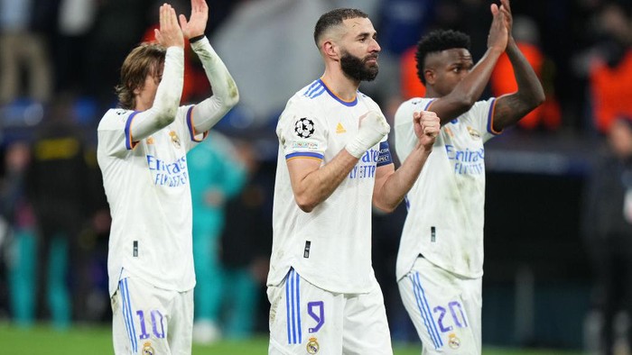 MADRID, SPAIN - APRIL 12: Karim Benzema of Real Madrid acknowledges the fans after their sides victory during the UEFA Champions League Quarter Final Leg Two match between Real Madrid and Chelsea FC at Estadio Santiago Bernabeu on April 12, 2022 in Madrid, Spain. (Photo by Angel Martinez/Getty Images)