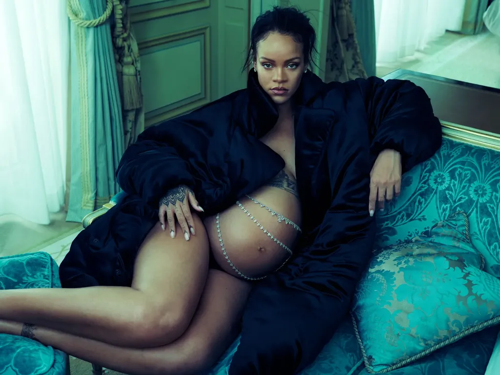 Rihanna di Cover Vogue Mei 2022