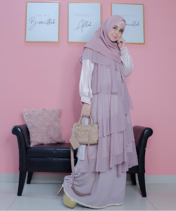 Risty Tagor Lilac Tunic/Foto : instagram.com/ristytagor Risty Tagor tampil cantik mengenakan layered tunic berwarna lilac kesukaannya