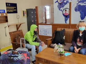 Kehabisan Uang, Ibu-Anak Rusia Hidup dari Belas Kasihan Warga Kehabisan Uang, Ibu-Anak Rusia Hidup dari Belas Kasihan Warga