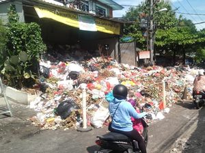 Alat Berat TPA Suwung Rusak, Sampah di TPS Meluber Tutup Jalan