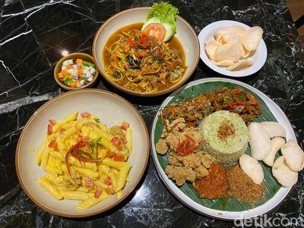 Enak Poll! Nasi Rames Ayam Serai dan Mie Nyemek Bebek Asap Gurih