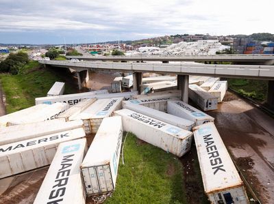 Peti Kemas Hanyut Kena Banjir di Afsel, Isinya Dijarah Massa