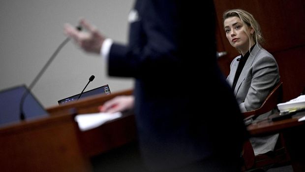 Actor Amber Heard listens in the courtroom during Johnny Depp's defamation case against her at Fairfax County Circuit Court, Virginia, U.S., April 12, 2022. Brendan Smialowski/Pool via REUTERS