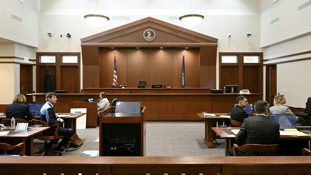 Sidang Kasus Pencemaran Nama Baik Johnny Depp Actors Johnny Depp (L) and Amber Heard (R) sit in the courtroom during the Depp vs Heard defamation case at Fairfax County Circuit Court, Virginia, U.S., April 12, 2022. Brendan Smialowski/Pool via REUTERS