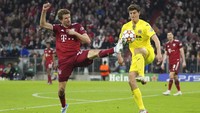 Tim tuan rumah menggempur pertahanan Villarreal sepanjang babak pertama, tapi gagal membuahkan hasil. Skor 0-0 bertahan hingga turun minum. (AP/Matthias Schrader)