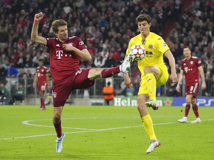 Singkirkan Bayern Munich, Villarreal ke Semifinal Liga Champions Villarreal's Francis Coquelin, right, and Bayern's Leroy Sane jump for the ball during the Champions League, second leg, quarterfinal soccer match between Bayern Munich and Villareal at the Allianz Arena, in Munich, Germany, Tuesday, April 12, 2022. (AP Photo/Matthias Schrader)