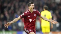 Pemain Bayern Robert Lewandowski melakukan selebrasi usai mencetak gol pembuka timnya. (AP/Matthias Schrader)