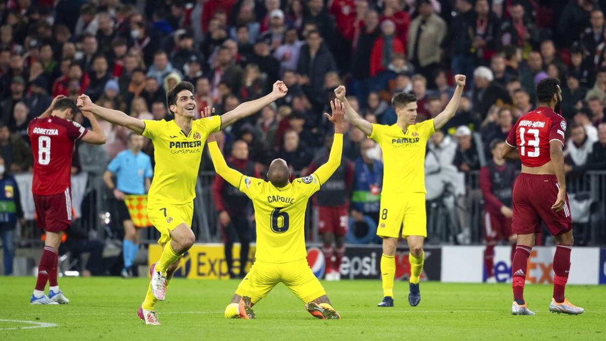 Duel Bayern Vs Villarreal, yang lapangannya disusupi seorang suporter saat laga sudah lama tuntas. Foto: AP/Sven Hoppe