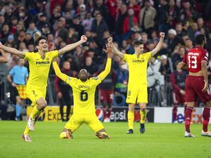 Fans Lompat Masuk Lapangan sampai Pincang... Saat Laga Sudah Bubar Fans Lompat Masuk Lapangan sampai Pincang... Saat Laga Sudah Bubar