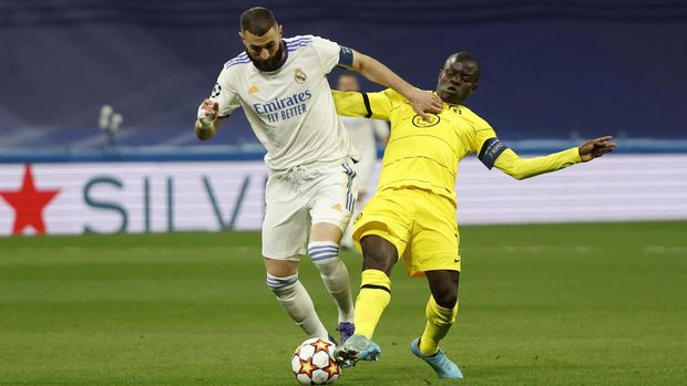Soccer Football - Champions League - Quarter Final - Second Leg - Real Madrid v Chelsea - Santiago Bernabeu, Madrid, Spain - April 12, 2022 Real Madrid's Karim Benzema in action with Chelsea's N'Golo Kante REUTERS/Juan Medina
