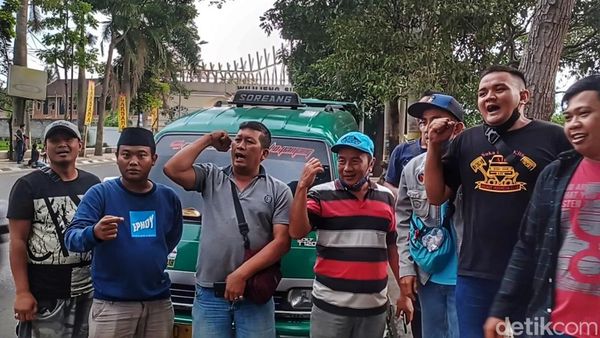 Sopir Angkot Tolak Pengoperasian Bus TMP di Soreang Bandung