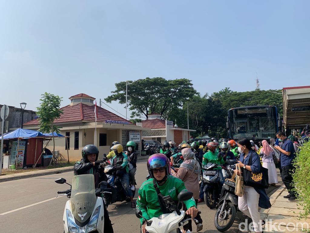 Penumpang Pilih Tunggu di Depan Stasiun Manggarai, Titik Jemput Ojol Sepi Penumpang Pilih Tunggu di Depan Stasiun Manggarai, Titik Jemput Ojol Sepi