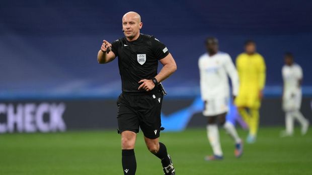 MADRID, SPAIN - APRIL 12: Referee Szymon Marciniak disallows a goal by Marcos Alonso of Chelsea (not pictured) after a VAR decision during the UEFA Champions League Quarter Final Leg Two match between Real Madrid and Chelsea FC at Estadio Santiago Bernabeu on April 12, 2022 in Madrid, Spain. (Photo by David Ramos/Getty Images)