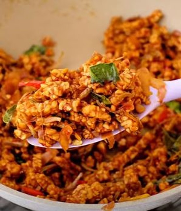 Tempe orek ikan teri/ Foto: youtube.com/Hungry Fever Tempe orek ikan teri