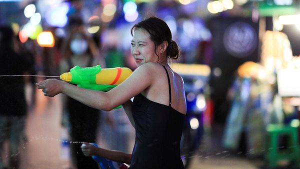 Basah tapi Girang Berbaur dalam Perang Air di Festival Songkran Bangkok