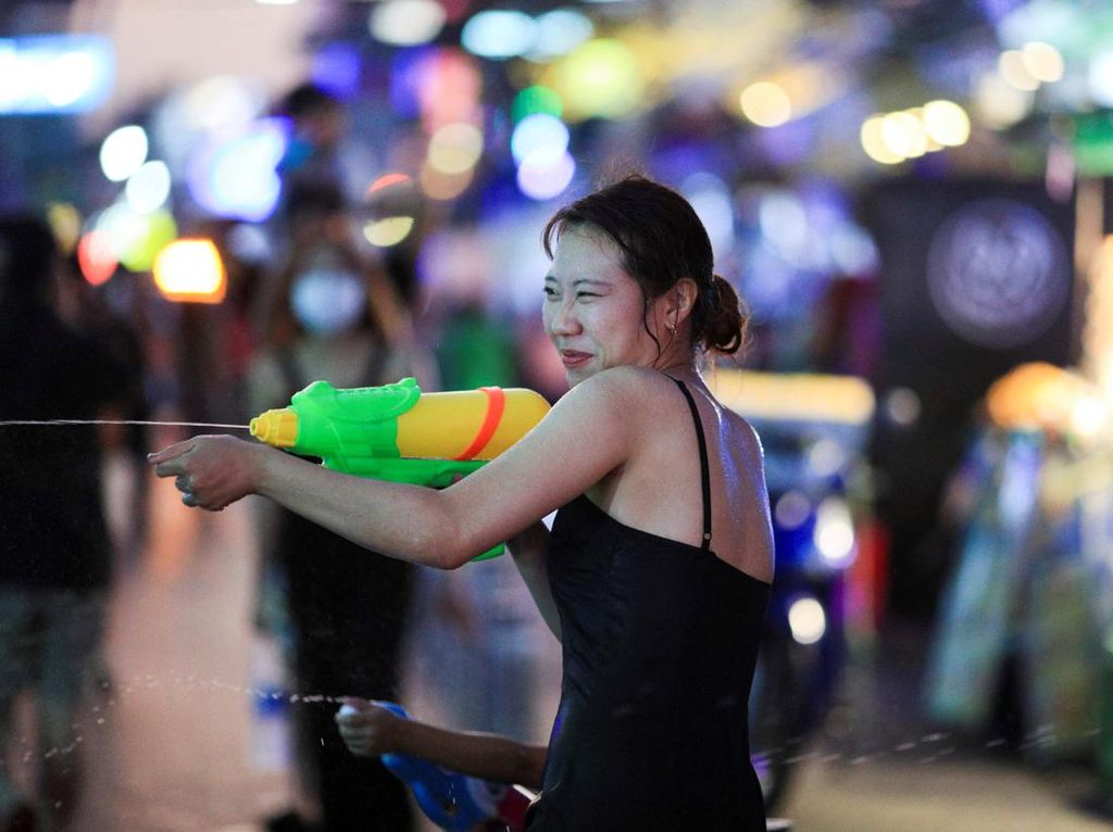 Basah tapi Girang Berbaur dalam Perang Air di Festival Songkran Bangkok