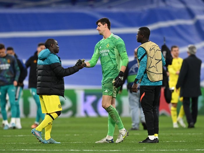 MADRID, SPAIN - APRIL 12:  Thibaut Courtois of Real Madrid shakes hands with NGolo Kante of Chelsea at the end of the UEFA Champions League Quarter Final Leg Two match between Real Madrid and Chelsea FC at Estadio Santiago Bernabeu on April 12, 2022 in Madrid, Spain. (Photo by Shaun Botterill/Getty Images)