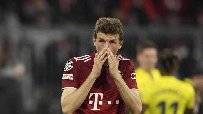Bayerns Thomas Mueller reacts to his teams loss end the Champions League, second leg, quarterfinal soccer match between Bayern Munich and Villareal at the Allianz Arena, in Munich, Germany, Tuesday, April 12, 2022. (AP Photo/Matthias Schrader)