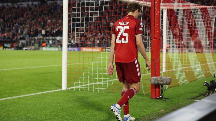 MUNICH, GERMANY - APRIL 12: Thomas Müller of Bayern München leaves the field of play during the UEFA Champions League Quarter Final Leg Two match between Bayern München and Villarreal CF at Football Arena Munich on April 12, 2022 in Munich, Germany. (Photo by Alexander Hassenstein/Getty Images)