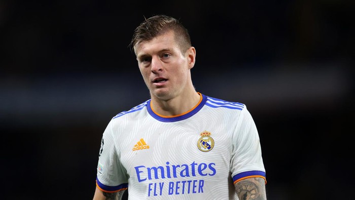 LONDON, ENGLAND - APRIL 06: Toni Kroos of Real Madrid during the UEFA Champions League Quarter Final Leg One match between Chelsea FC and Real Madrid at Stamford Bridge on April 06, 2022 in London, England. (Photo by Catherine Ivill/Getty Images)