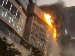 Foto-foto Kobaran Api Saat Tunjungan Plaza 5 Surabaya Terbakar