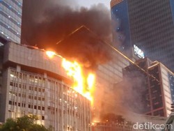 Snapshot: Tunjungan Plaza 5 Surabaya Terbakar