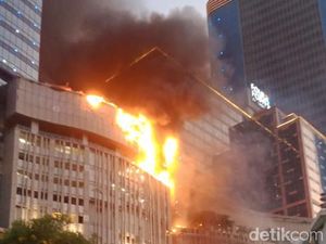 Tunjungan Plaza 5 Surabaya Kebakaran, 13 Mobil Damkar Dikerahkan Tunjungan Plaza 5 Surabaya Kebakaran, 13 Mobil Damkar Dikerahkan