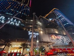 Kebakaran Tunjungan Plaza 5 Terkendali, Petugas PMK Lakukan Pembasahan