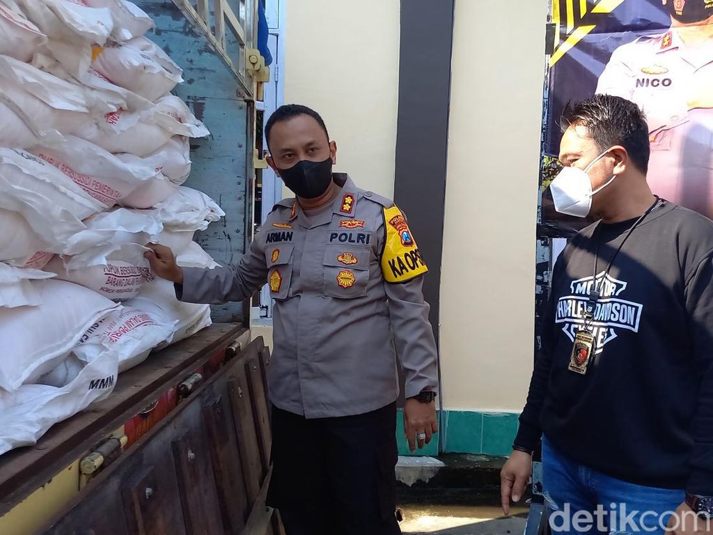 17 Ton Pupuk Bersubsidi di Sampang Diselewengkan, 3 Orang Ditangkap 17 Ton Pupuk Bersubsidi di Sampang Diselewengkan, 3 Orang Ditangkap