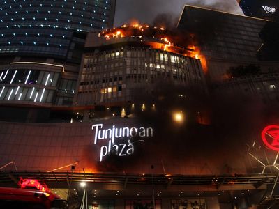 Penampakan Kobaran Api yang Membakar Tunjungan Plaza 5 Surabaya