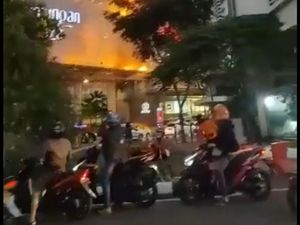Tunjungan Plaza 5 Surabaya Terbakar, Pengguna Jalan Ikut Panik