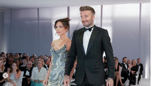 Foto Detail Gaya Seksi Elegan Victoria Beckham di Pernikahan Brooklyn Beckham