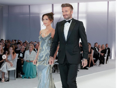 Foto Detail Gaya Seksi Elegan Victoria Beckham di Pernikahan Brooklyn Beckham